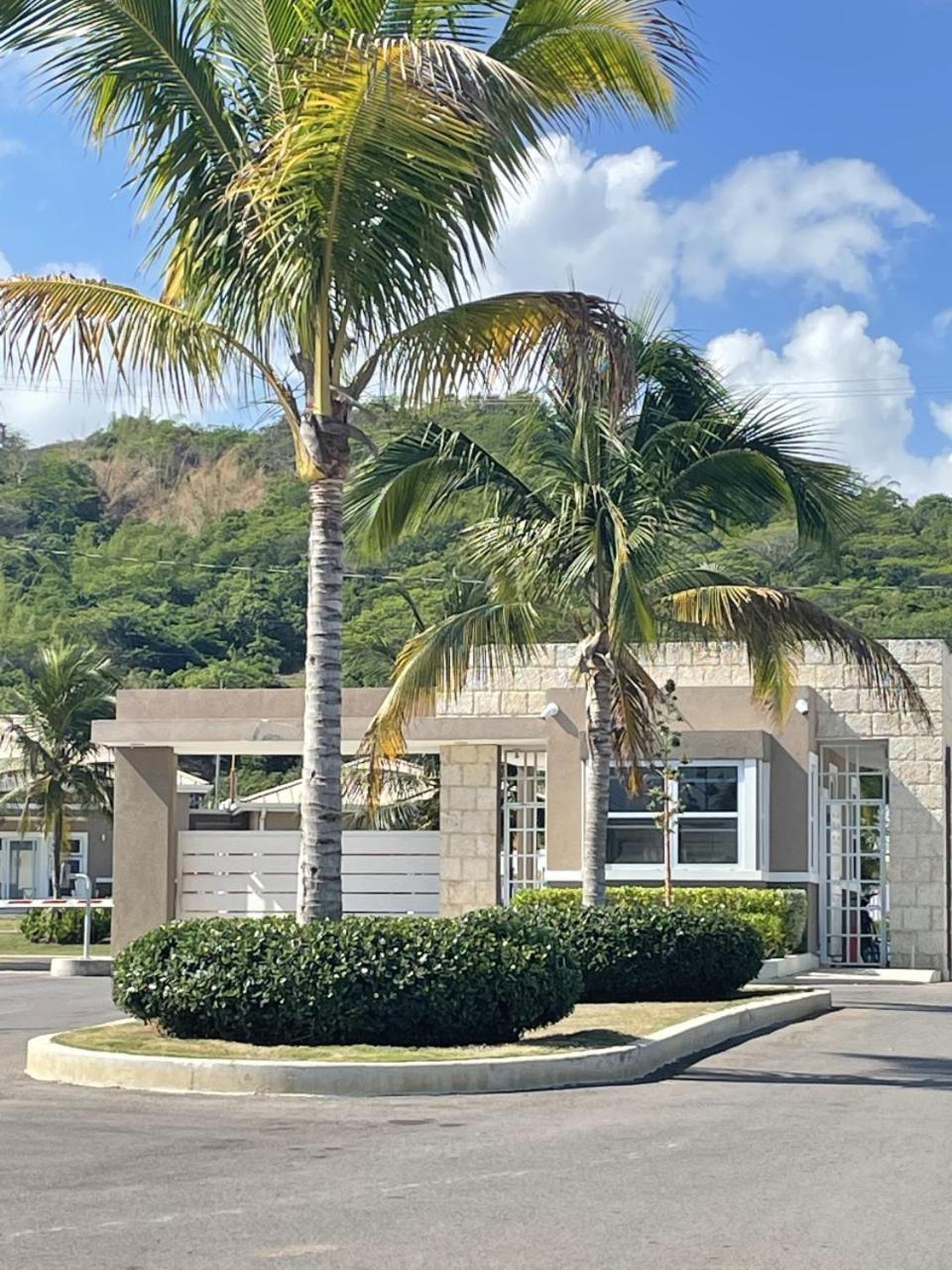 Seashore Vacation Home, Oceanpointe, Lucea, Jamaica Екстер'єр фото